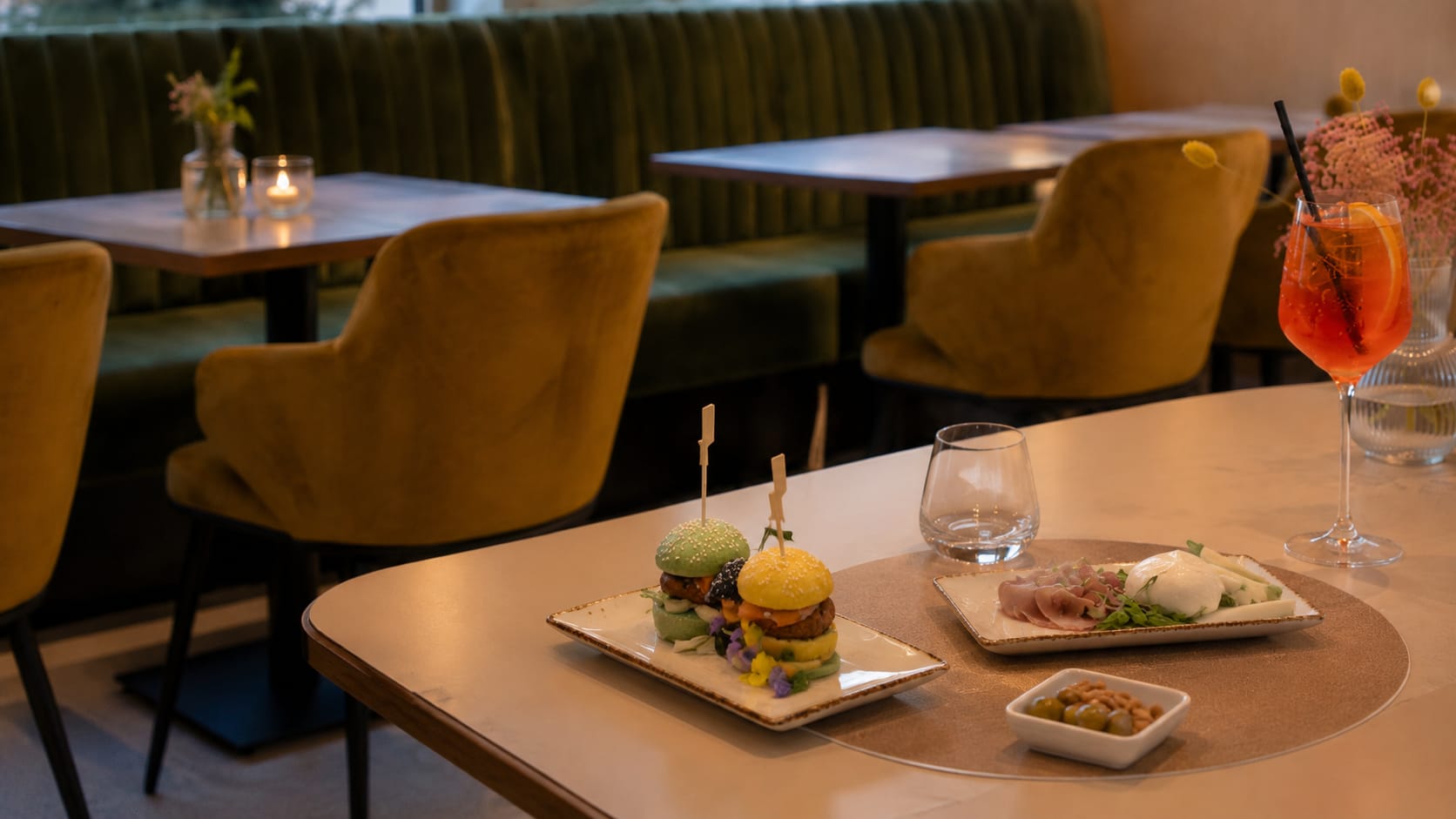 Aperitivo al Seidue Café Bistrot — tavolo con sliders, affettati e Spritz