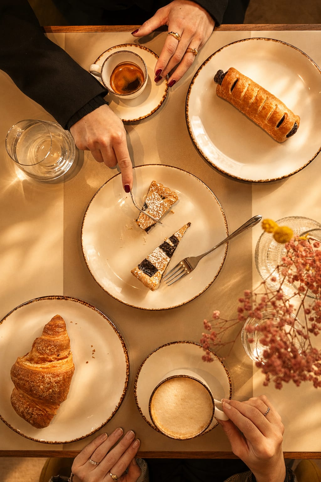 Colazione al Seidue Café Bistrot — tavolo con croissant, pasticceria e caffè